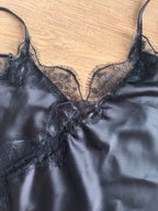 Noir lace cami